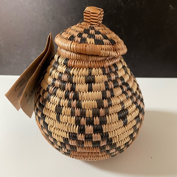 Handmade Zulu Basket w/maker tags attached - Picture 2 of 9